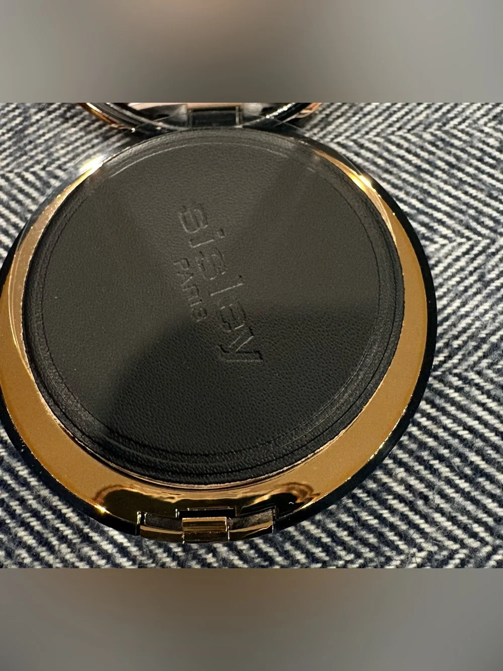 Ultra-soft and creamy, Phyto-Poudre Compact blends instantly into the skin for a
